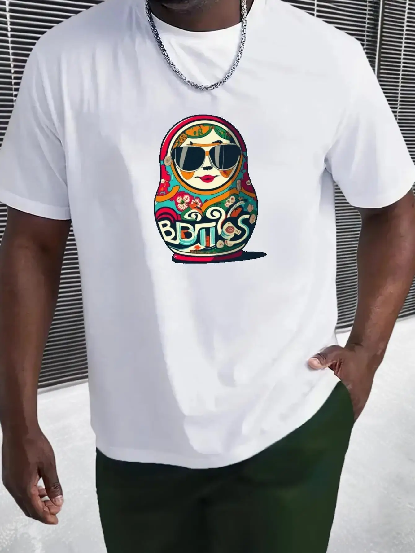 

Мужская футболка с принтом русской матрьошки и оливкового цвета — яркие красочные традиционные мотивы, повседневная круглая футболка с коротким рукавом