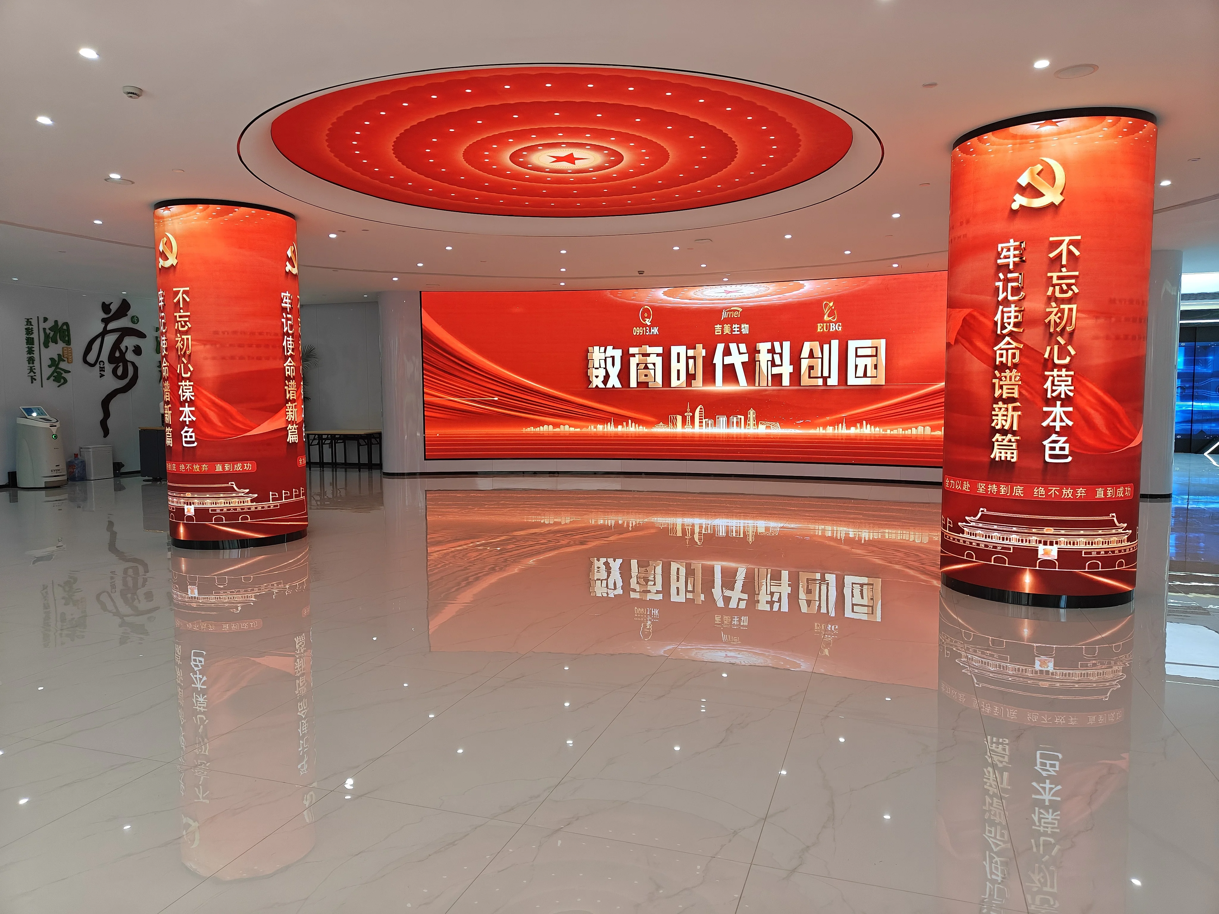 High-Definition Indoor Flexible Cylindrical Photo Wall with Factory-Direct LED Display Screen