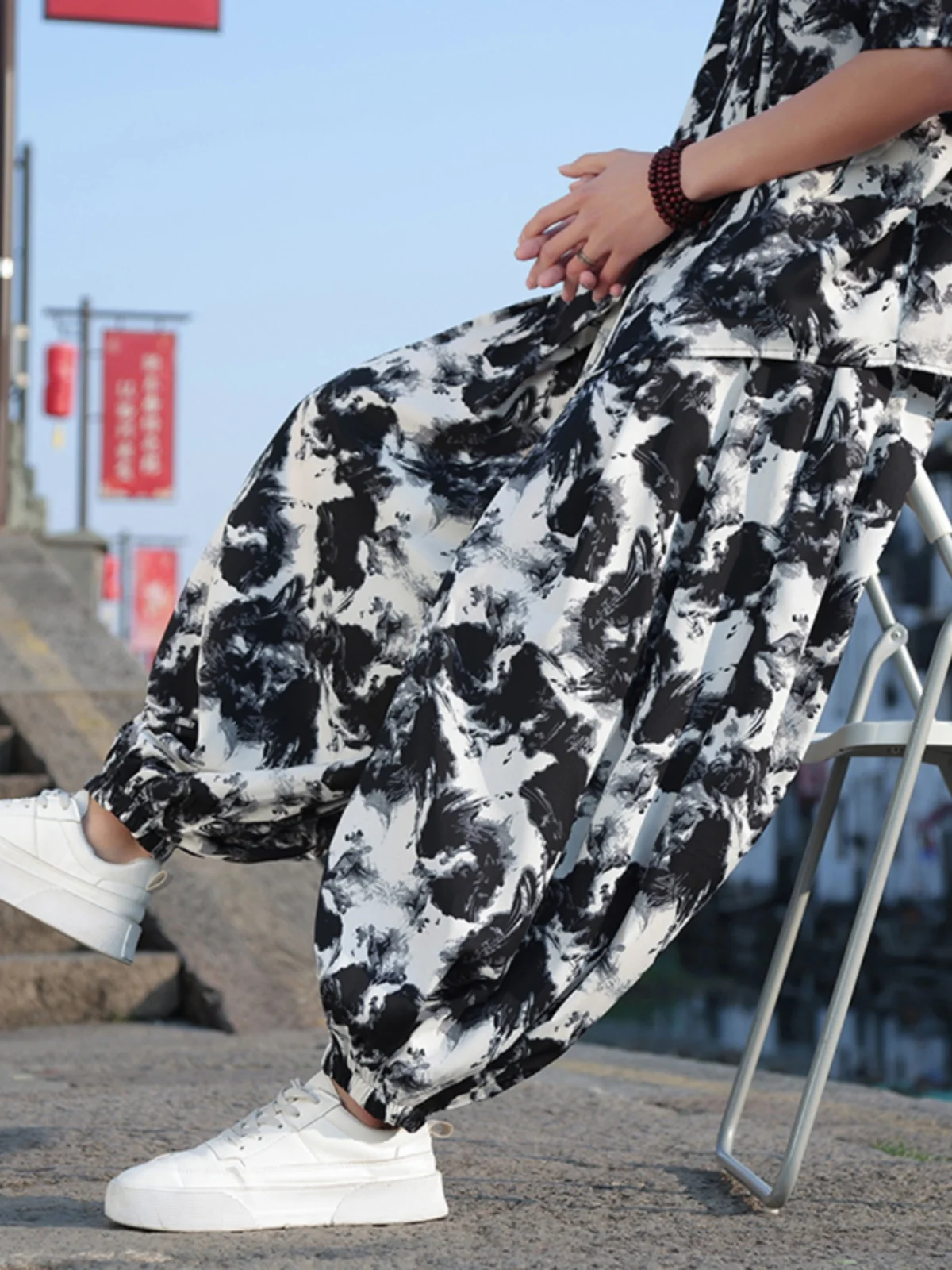 

Новые китайские летние тонкие мужские брюки из ледяного шелка с эффектом тай-дай, свободного кроя, молодежные брюки-фонарики, модные брюки с эффектом сборки на щиколотке