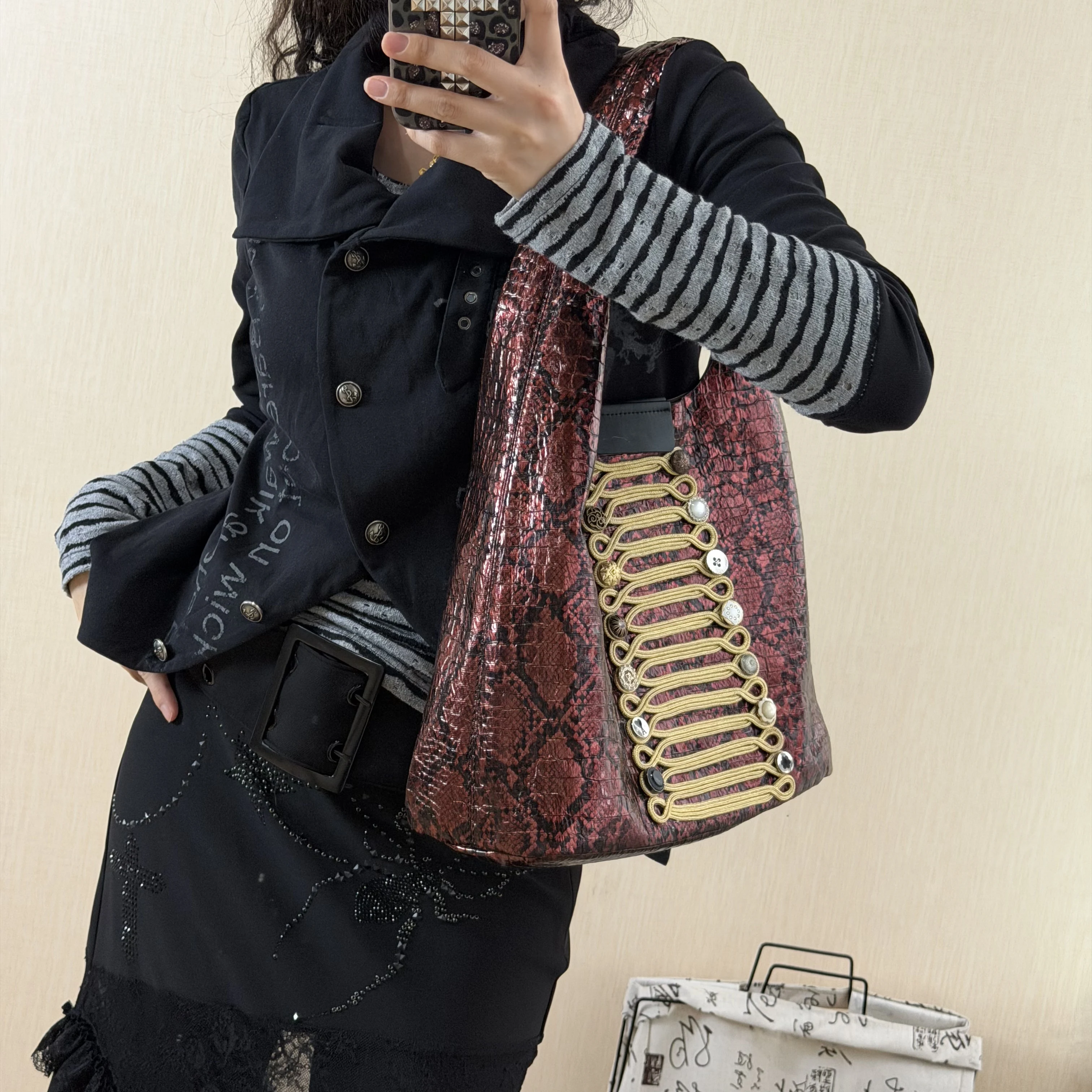 Original Vintage Schultertasche mit Schlangenmuster für Damen, große Kapazität, handverzierte Knöpfe, Unterarm-Tragetaschen für Frauen – Detail 5