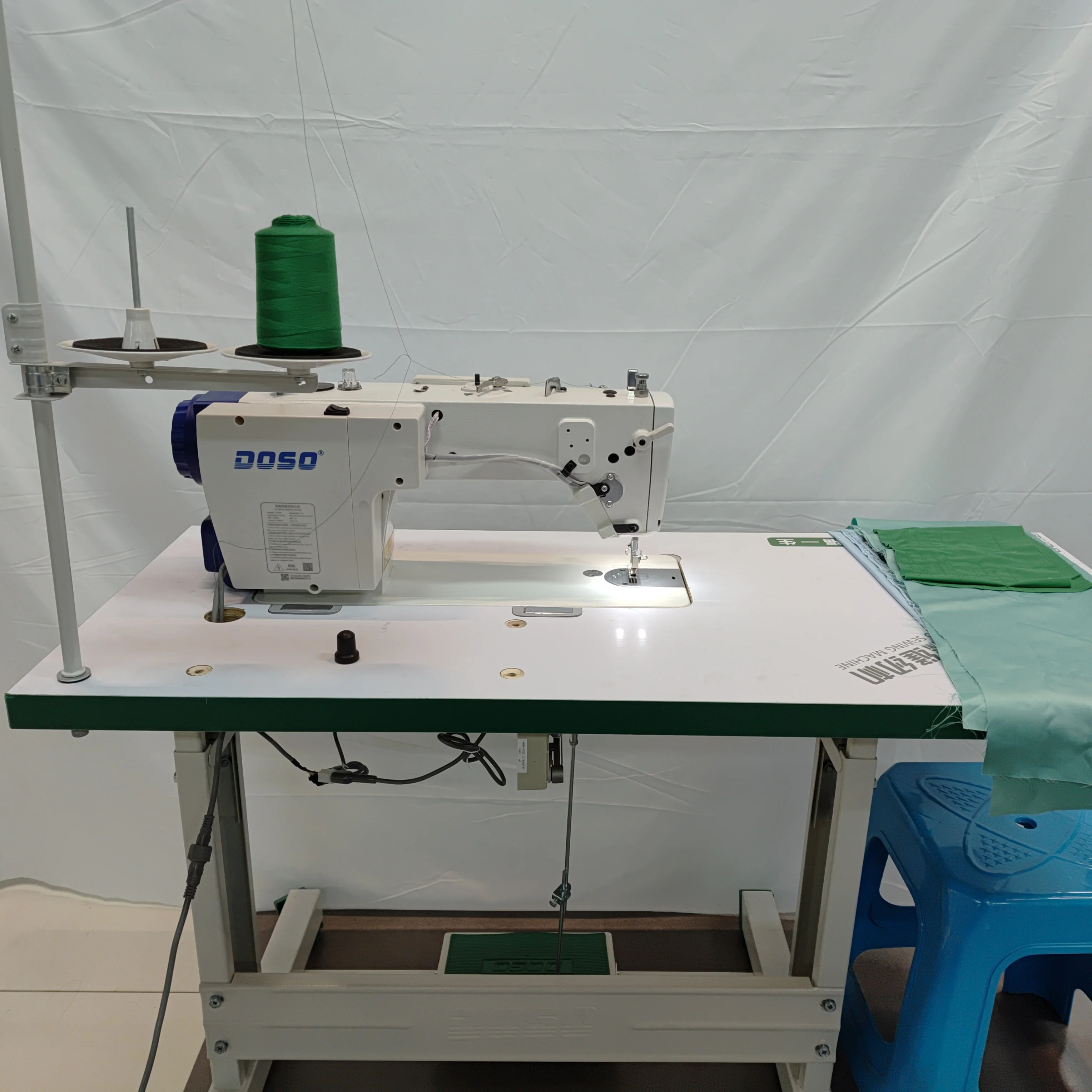 Industrial High-Speed Lockstitch Sewing Machine Easy-to-Operate with Two-Way Feeding and Industrial Strength Motor