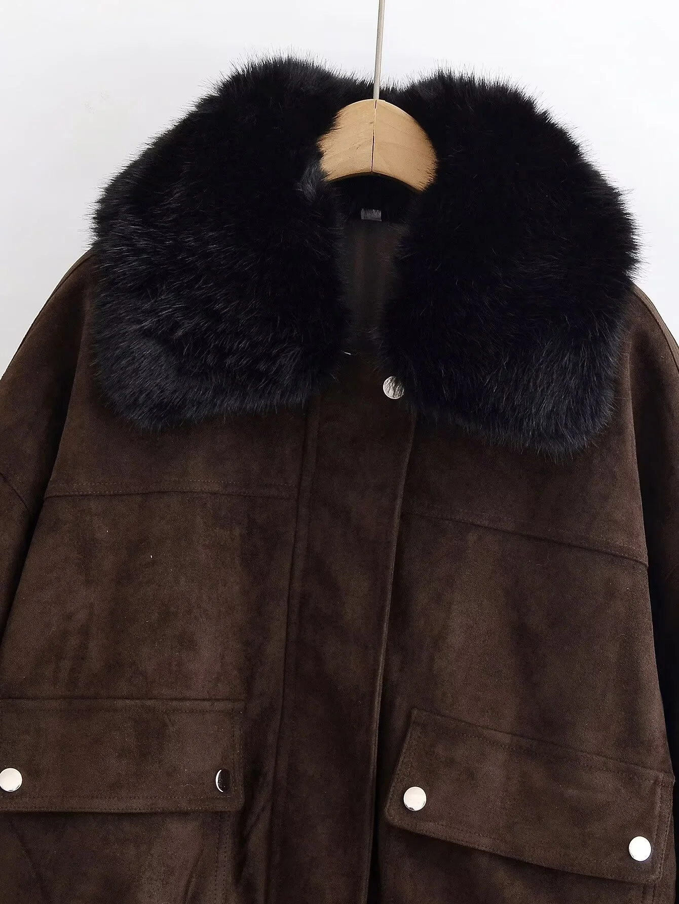 2025 Giacca invernale imbottita in cotone versatile per tutti i giorni in stile pendolare semplice moda casual da donna nuova con collo in pelliccia