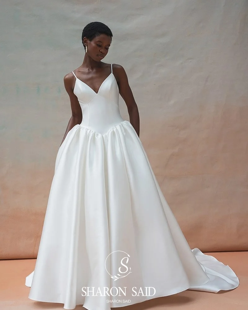 Sharon Said 2025, modernes, tiefes V-Ausschnitt-Satin, cremefarbenes Hochzeits-Prinzessinnenkleid mit Spaghettiträgern, Brautkleider SW157, individuell gestaltet