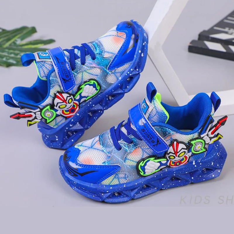 Chłopięce trampki z diodami LED zapalają się na co dzień dziecięce buty japonia Anime Cartoon sportowe buty do biegania dla dzieci świecące buty do