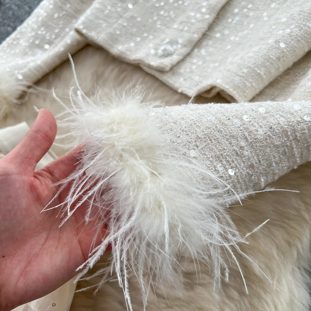 ALPHALMODA 2025, สไตล์ฝรั่งเศส, งานประณีต, คอเสื้อทรงกลมประดับลูกปัด, เสื้อแจ็คเก็ตปักเลื่อมแขนยาว, กระโปรงตาข่ายทรงพอง, ชุดสูทหรูหรา