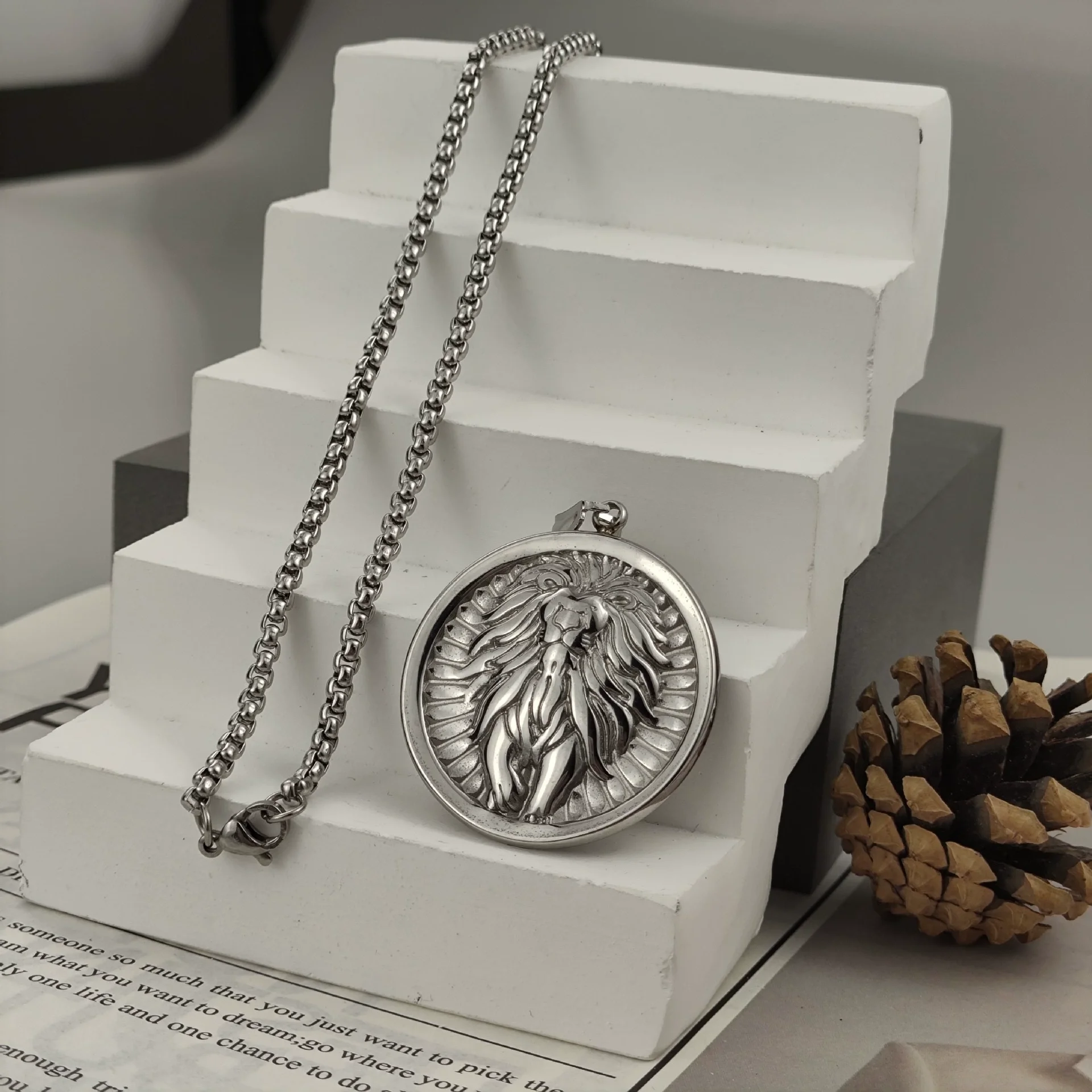 `Men Standing Lion Embossed Coin Pendant Necklace 316L Stainless Steel Gold Plated Ray‑Pattern Background Vintage Round Animal T