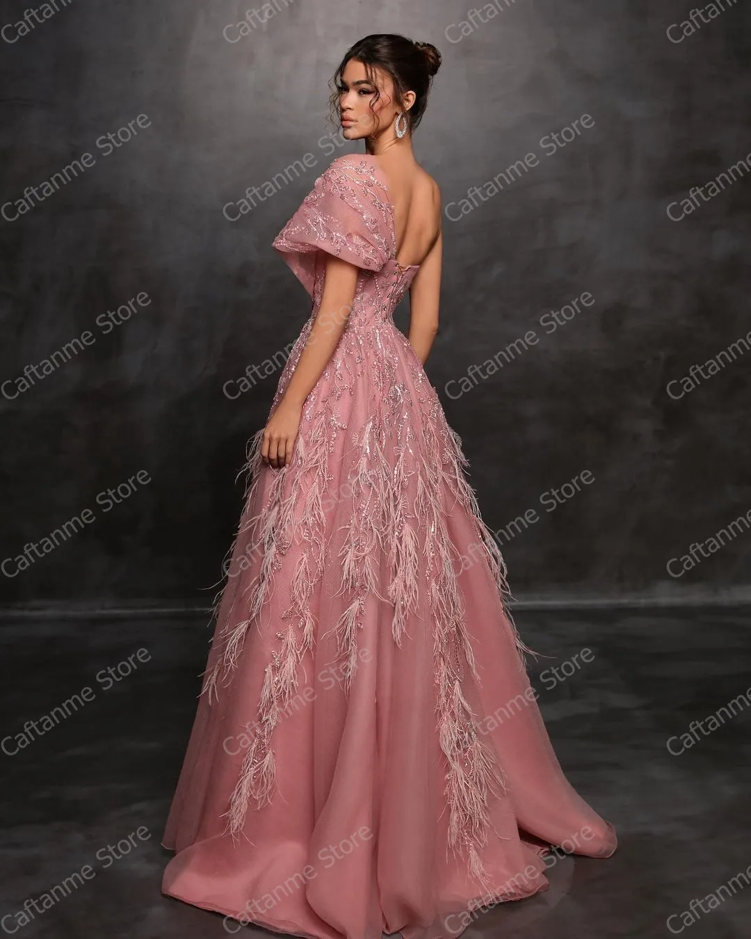 Longue robe de bal en Tulle rose poussiéreux, avec plumes, avec paillettes, épaules obliques, tenue de soirée avec lacets dans le dos