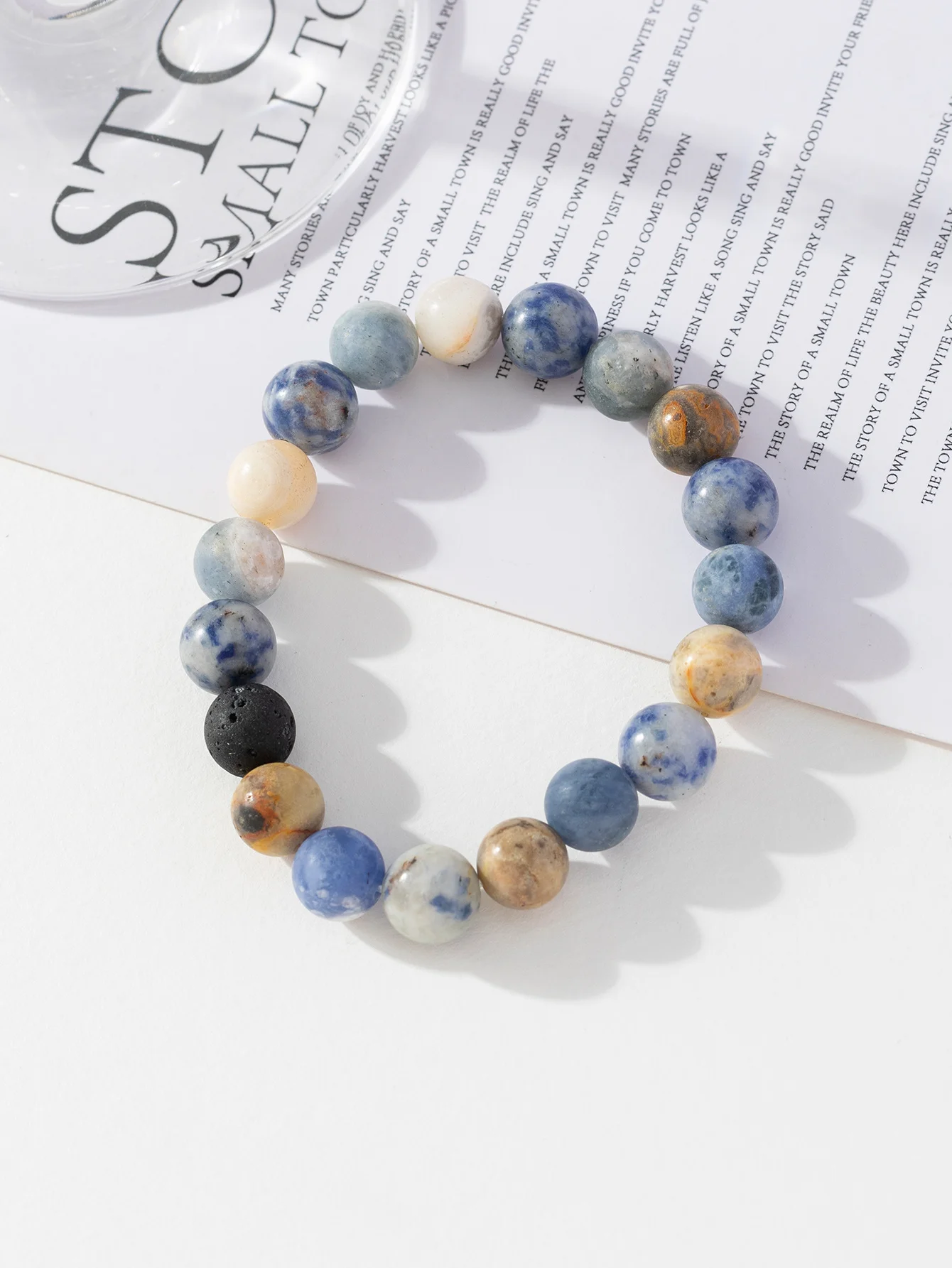 This galaxy sphere bracelet, a chain representing the starry sky, is a gift and blessing accessory for family members to wear at