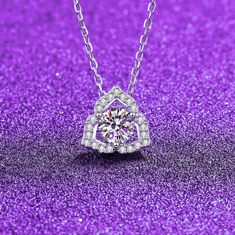 

S925 Silver White Gold Plated 0.5CT D Color Moissanite Gardenia Flower Pendant Necklace for Women, Exquisite Jewelry.