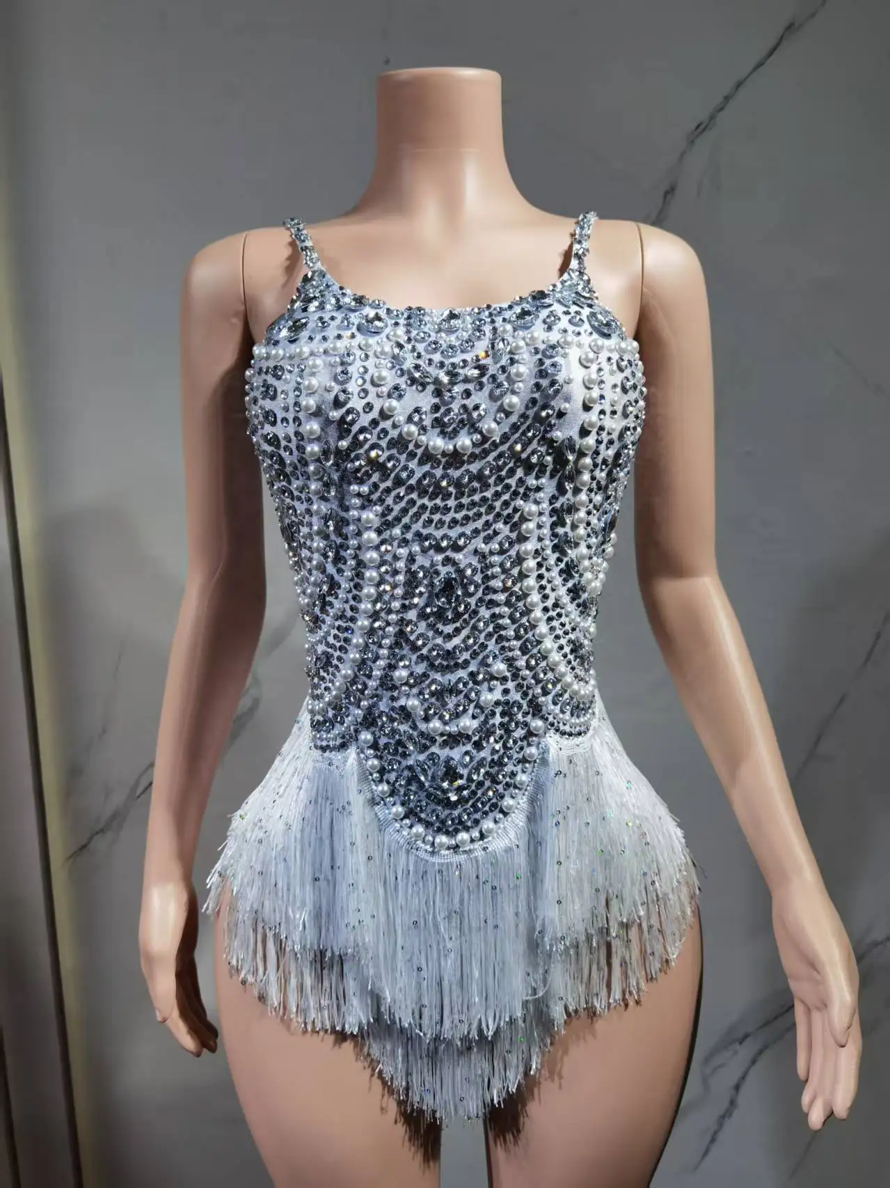 L'étoile chante avec le même gland bleu, costume de festival de musique de danse sauvage et blanc brillant