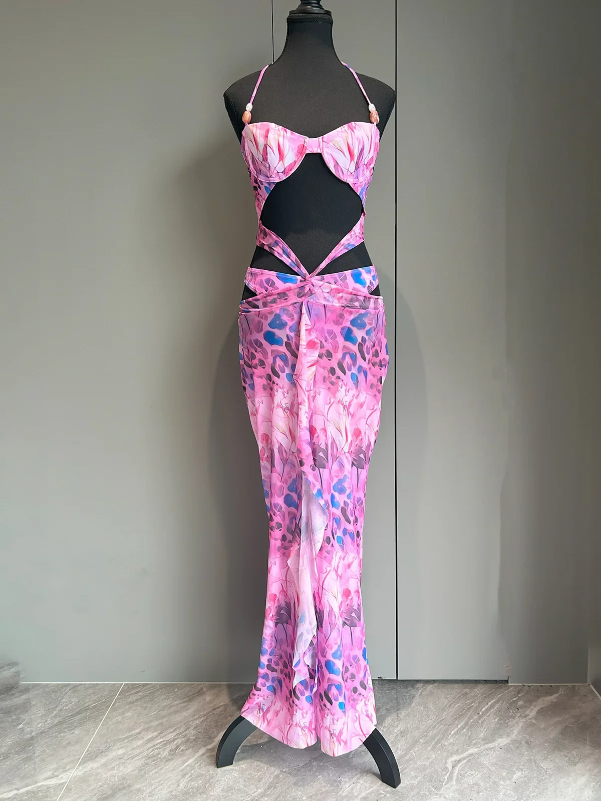 Traje de baño de una pieza con cuello Halter calado estampado y vestido largo de encaje 2025, traje de baño sin tirantes para mujer, ropa de playa elegante