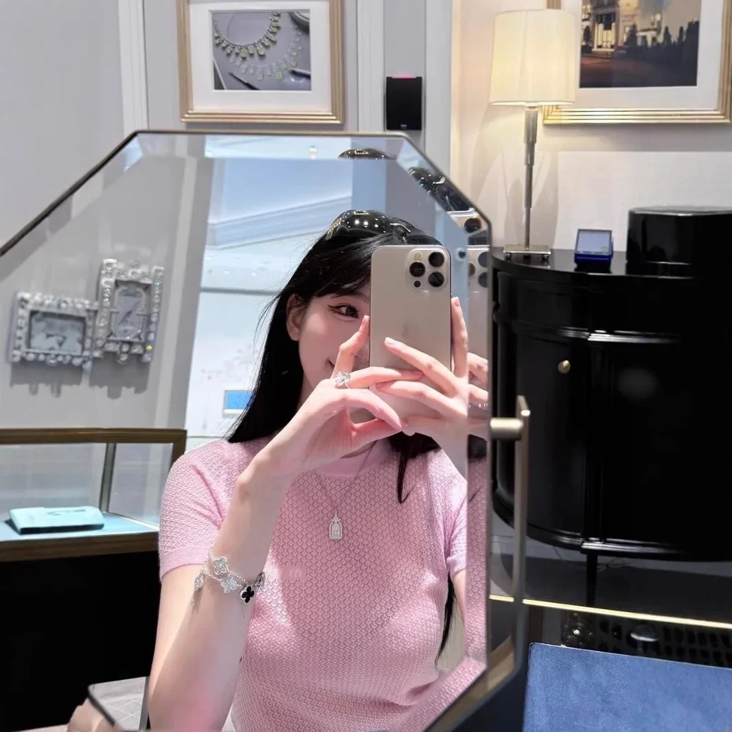 سترة محبوكة خفيفة الوزن من سلسلة Miu من الكشمير بأكمام قصيرة ورقبة دائرية مفرغة وطبقة أساسية للنساء برقبة دائرية #4