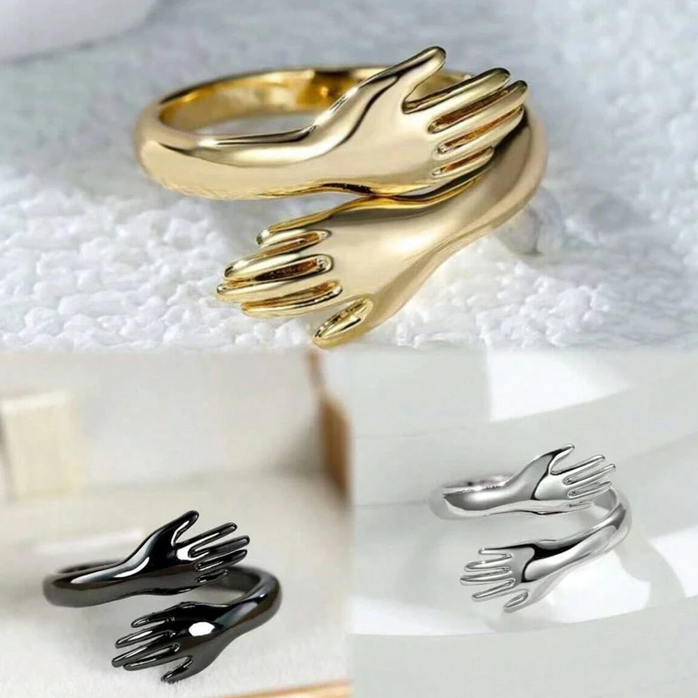 خاتم عناق عصري ثلاثي الأبعاد، لون ذهبي مع تصميم متشابك لليدين، تفاصيل رائعة وملمس كامل، مناسب للارتداء اليومي