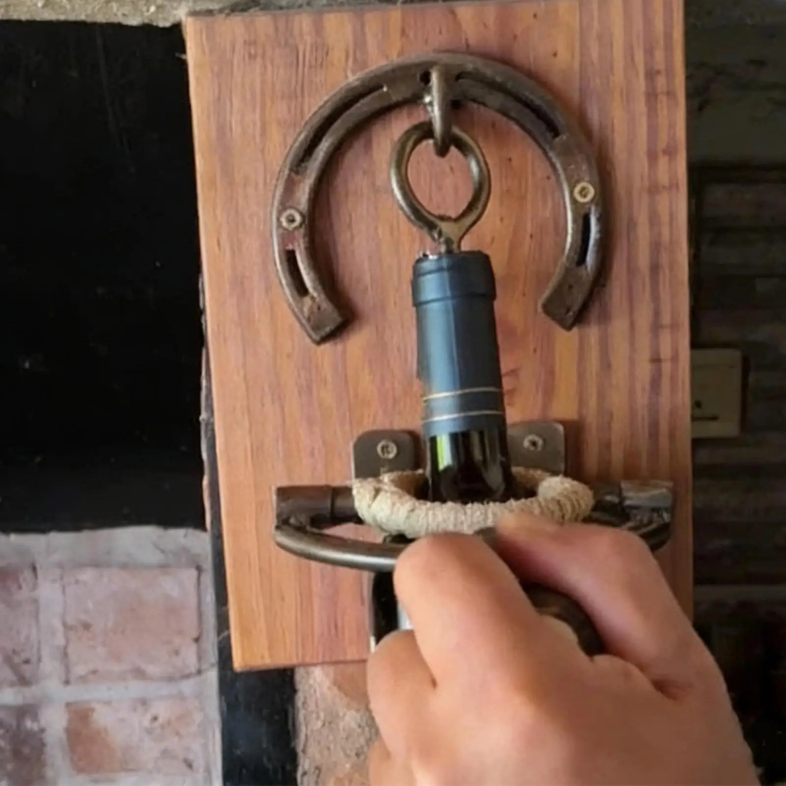 Wall Mounted Wine Bottle Opener Vintage Horseshoe Design Kitchen Wine Opening Tool Farmhouse Corkscrew For Housewarming Home Bar