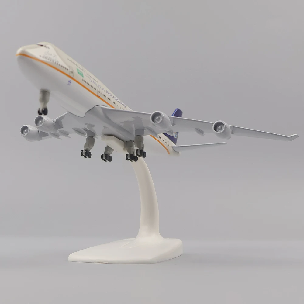 Metal Aircraft Model 20cm 1:400 Saudi B747 Metal Replica Alloy Material With Landing Gear Ornaments Children's Toys Boys Gifts