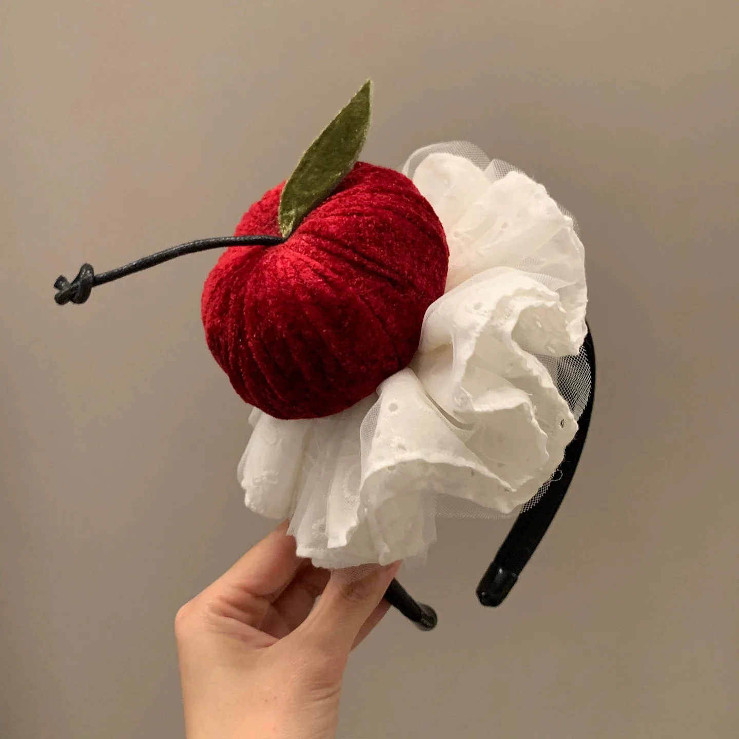 Niedliche rote Apfel-Haarspange mit weißer Spitzen-Schleife, süßes Lolita-Haaraccessoire für Damen und Mädchen, Party-Cosplay-Kopfschmuck – Detail 1