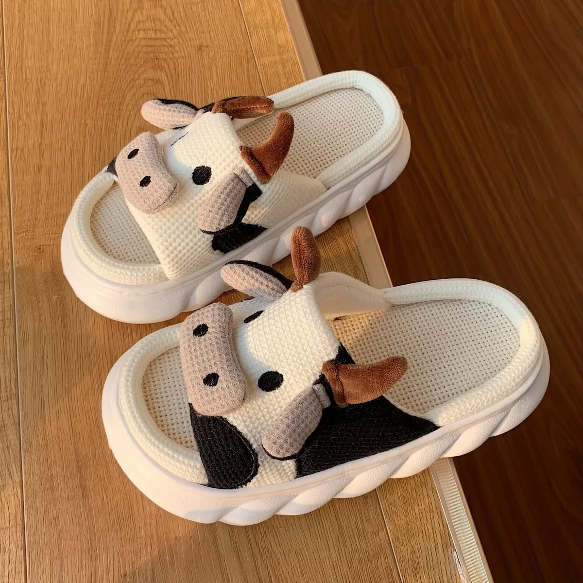 Damskie kapcie Kawaii Cartoon Cow House, codzienne pantofle na platformie, wygodne buty wewnętrzne