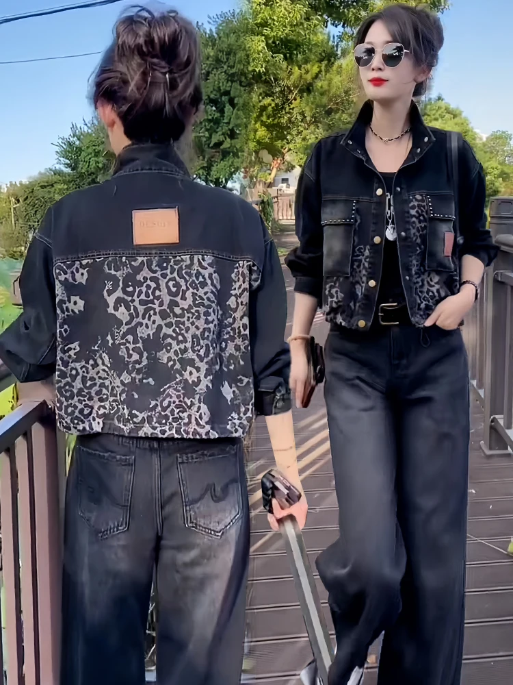 Modna kurtka jeansowa w panterkę damska, elegancka, codzienna, luźny krój, długi rękaw, zapinana na guziki, wyszczuplająca odzież wierzchnia.