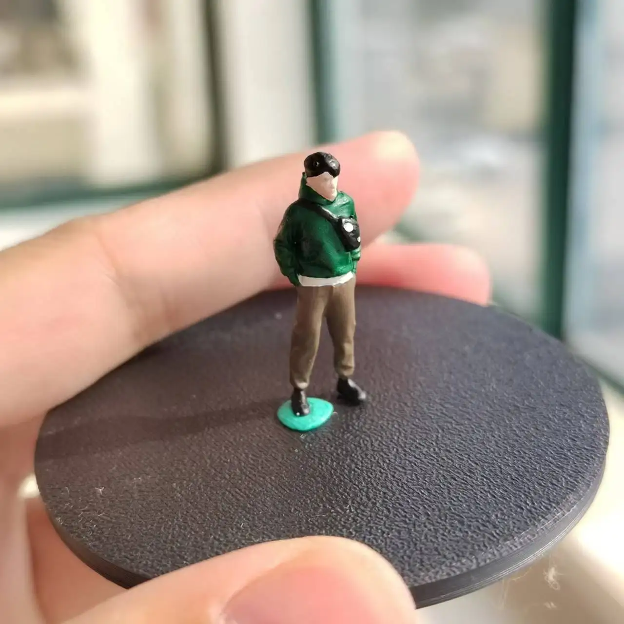 

Diorama 1/64 Miniature Green Hoodie boy Figure Model Resin Miniatura Figures Collectible Toys DIY Minifigures Car Garage Scene