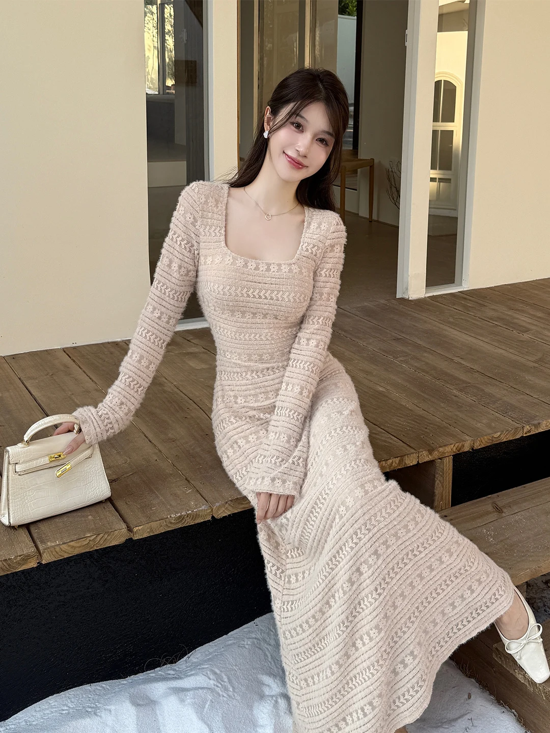 Elegancka damska sukienka z dzianiny w kolorze beżowym, z koronką, długim rękawem, kwadratowym dekoltem, ażurowymi wycięciami, spódnicą w kształcie litery A, warstwą wewnętrzną, idealna jako podkład pod jesienne płaszcze i ubrania.