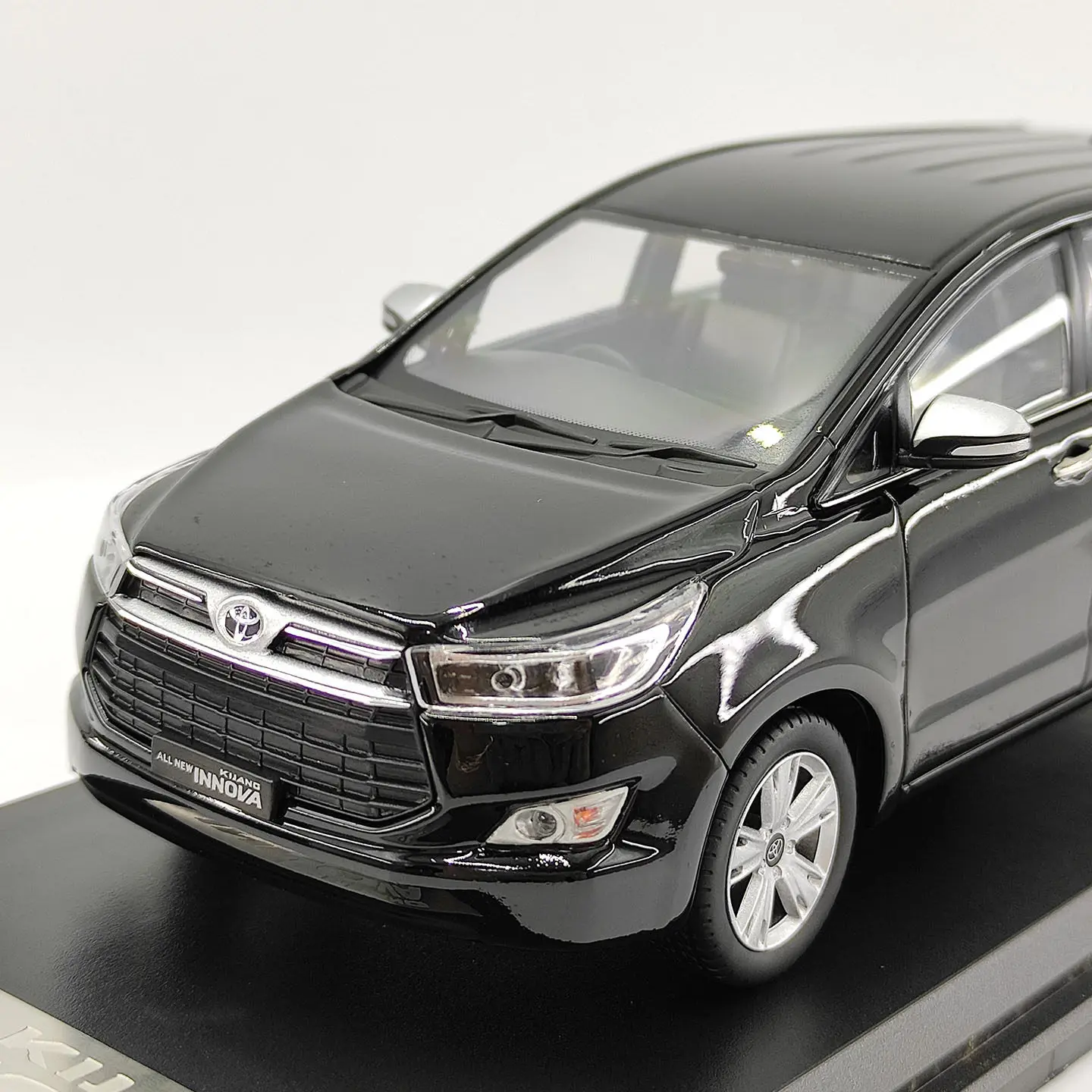 Modèle de voiture miniature en alliage moulé sous pression à l'échelle 1:32, Toyota Kijang Innova MPV noir, jouets classiques, souvenirs, cadeaux pour adultes, exposition statique