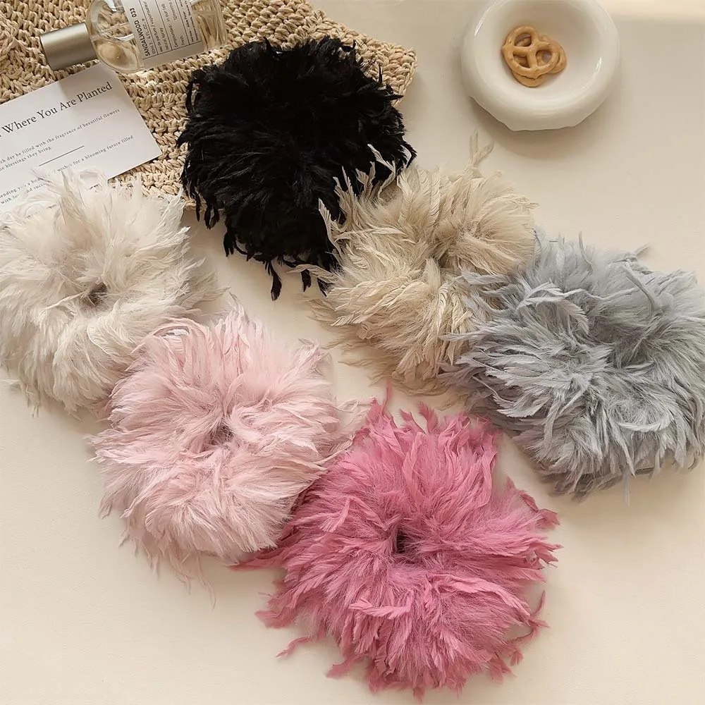 1 Stück elegante Haarband mit Federn und Pompons für Herbst/Winter, hochwertiges, vielseitiges Haaraccessoire für Pferdeschwänze und Dutt, geeignet für Partys – Detail 1