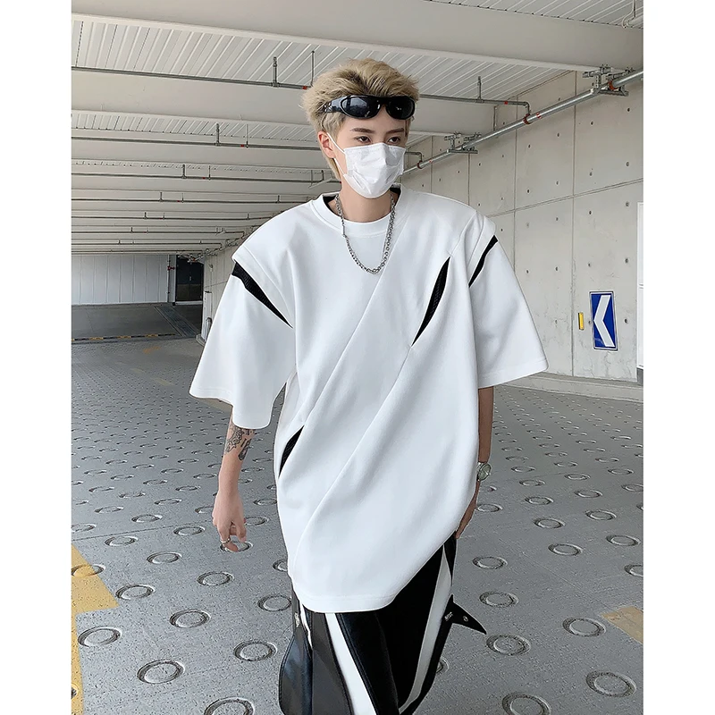 

Летняя мужская футболка с коротким рукавом, деконструированным дизайном, с подплечниками и разрезами, от американского модного бренда, класса люкс