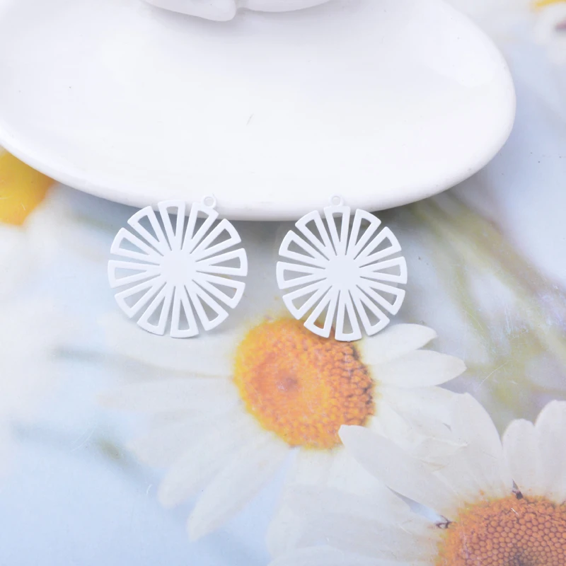 50 Stück AB7976 Messing-Filigran-Blumenanhänger, bunte goldene Anhänger für DIY-Schmuckherstellung von Ohrringen – Detail 7