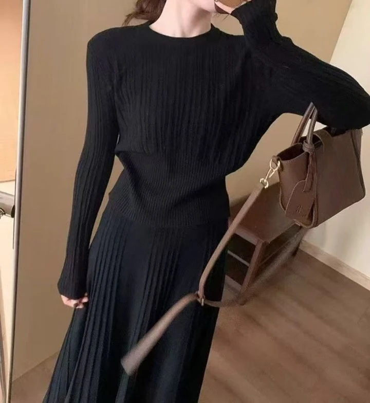 

2025 Autumn New Knitted Set Women's Autumn/Winter Round Neck Striped Shirt High Waist Half Skirt Two Piece Set