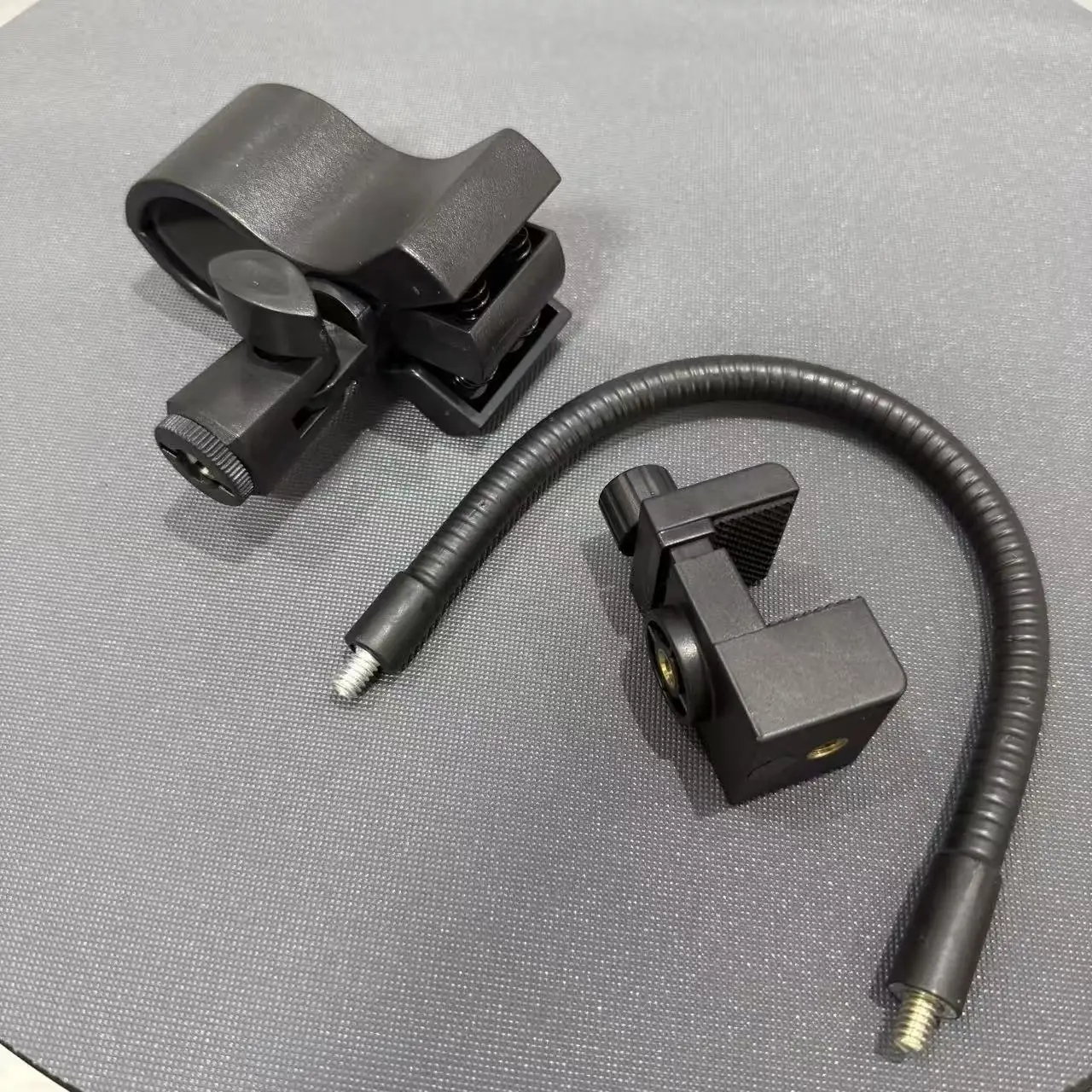Metal Desktop Phone Live Broadcast Microphone Clip 360-Degree Screw Tightness Table Fan Clip Fixed Support for Desktop Use