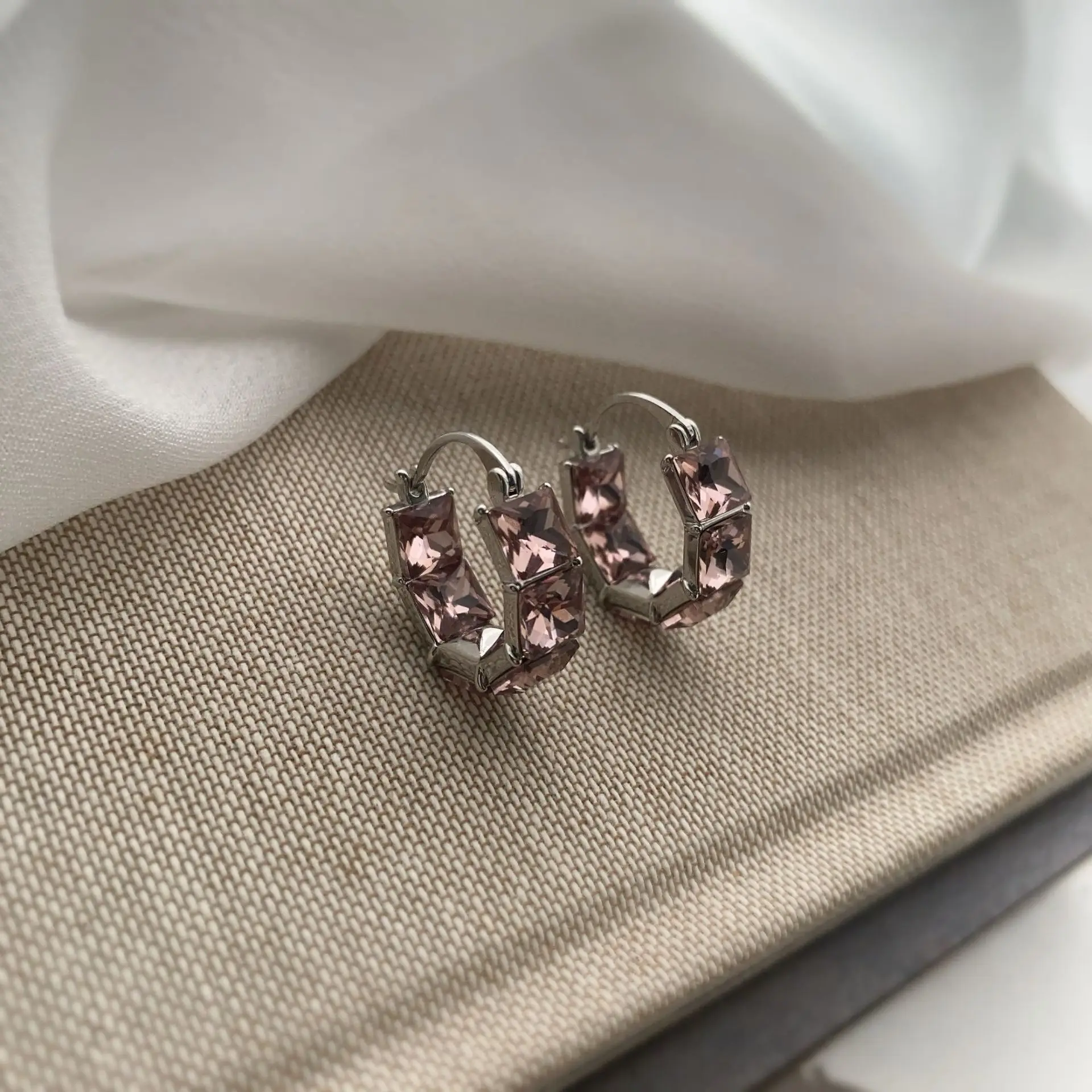 

2025 корейский новый дизайн, модные ювелирные изделия, подарки, роскошные квадратные серьги-кольца с розовыми кристаллами, элегантные женские повседневные рабочие аксессуары для ушей