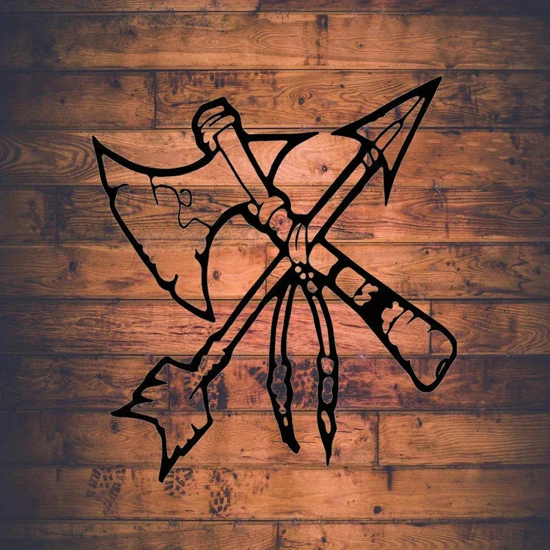 لوحة فنية جدارية قبلية مزورة يدويًا - منحوتة معدنية لفأس المحارب الأمريكي الأصلي والسهم - ديكور جنوب غرب ريفي للمقصورة