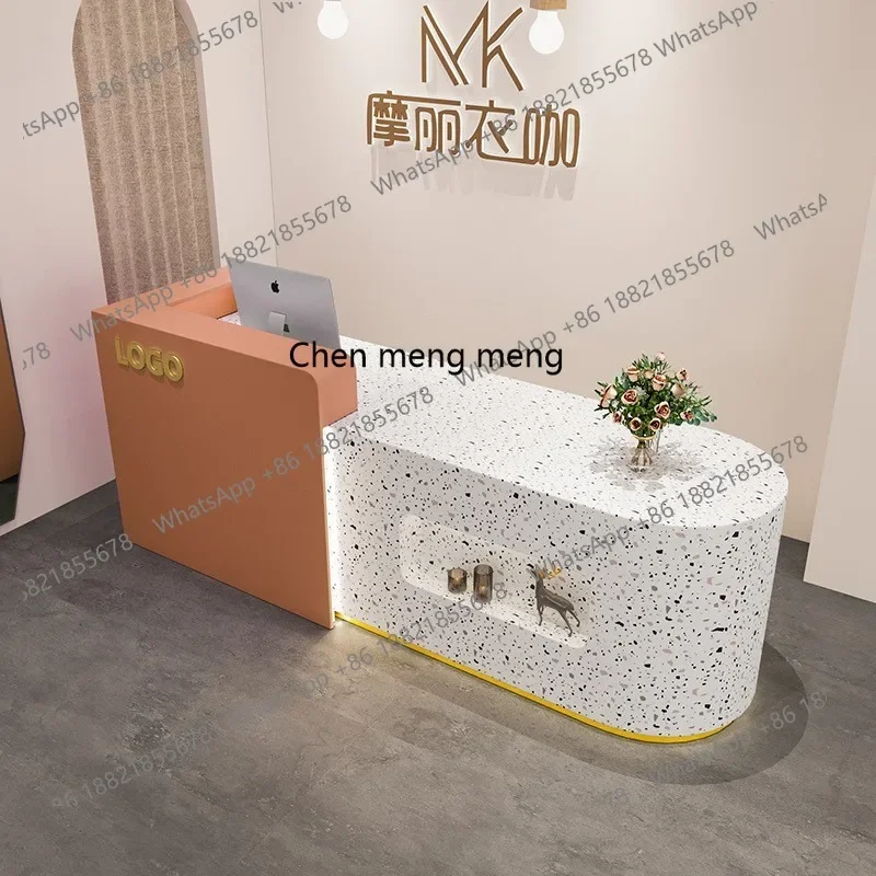 Luxe kledingwinkel, bar, kassa, dameskleding, kinderkleding, beautysalon, bar, kleine balie