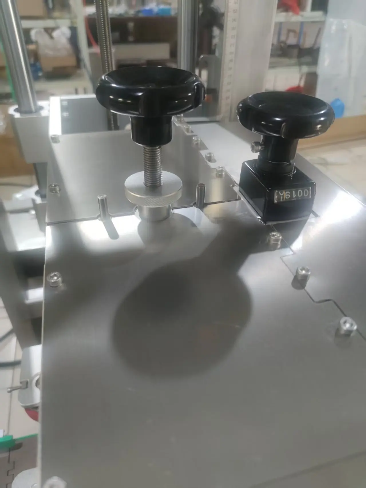 Small Business Ideas Semi-automatic Four-wheel sealed Packaging Machine Plastic Glass Bottle Round Bottle Cap Bottle Cap Machine
