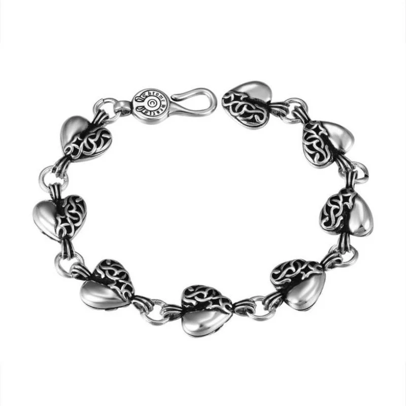

Готический серебряный браслет с интракторированными выгравированными звеньями в форме сердца