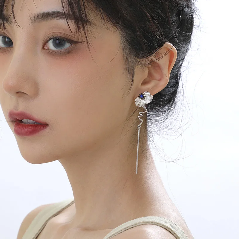Thaya Fashion Gold Plated Elegant Women Earrings Silver Needle Dangle Earrings for Girls Romatic Party Anniversary Jewelry Gift