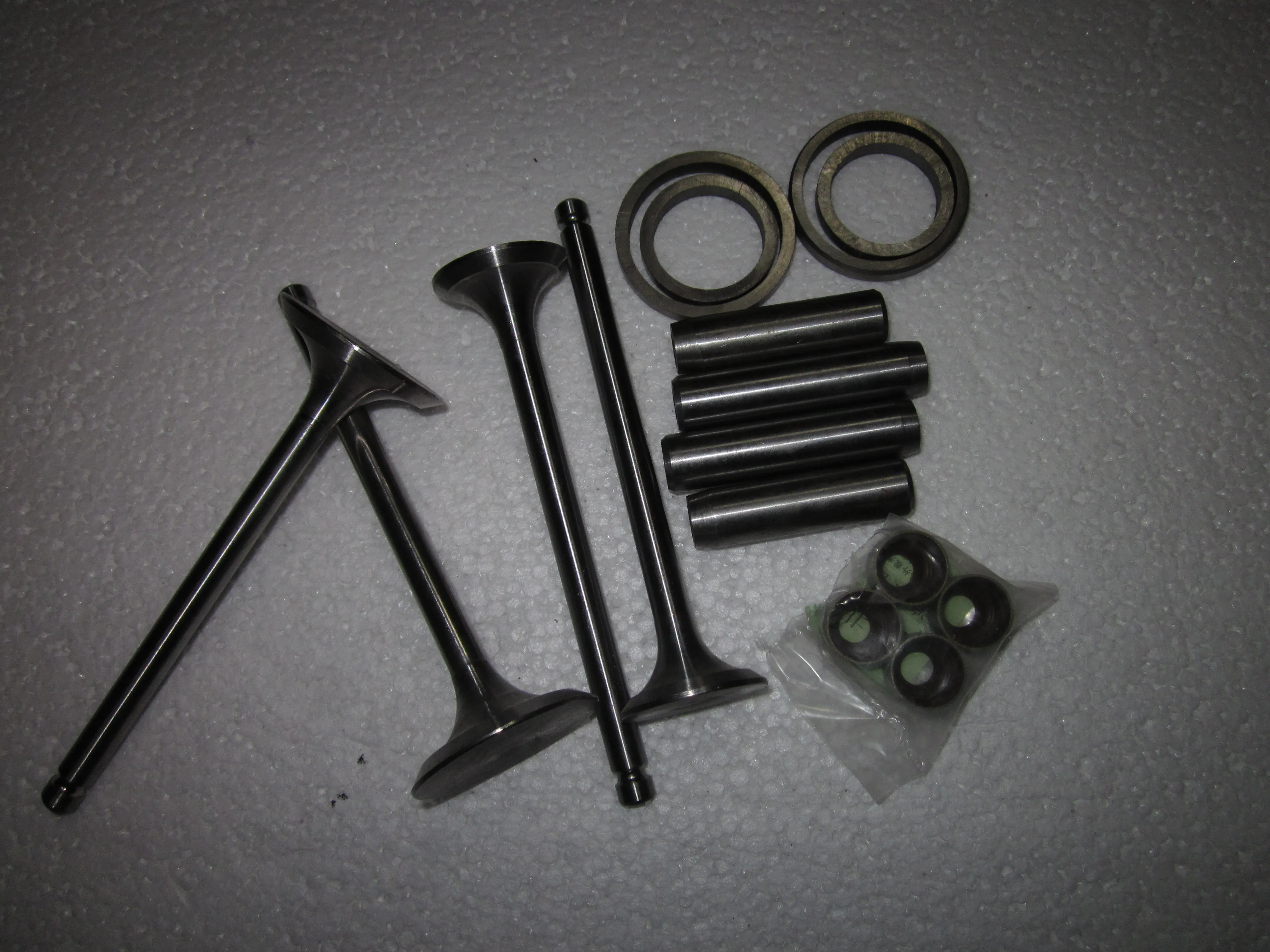 Valve repair kit as showed for Fengshou Estate FS180-3 / FS184 with engine J285T