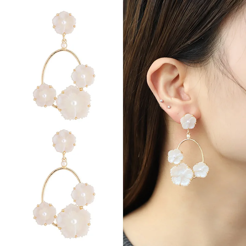 Kenjie, original design resin flower earrings for women, fashionable natural shell engraved flower stud earrings