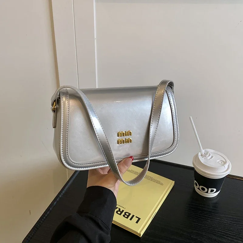 

Stylish Tote Bag Handbag For Ladies Premium Leather Spacious And Trendy With Reinforced Base And Chic Look