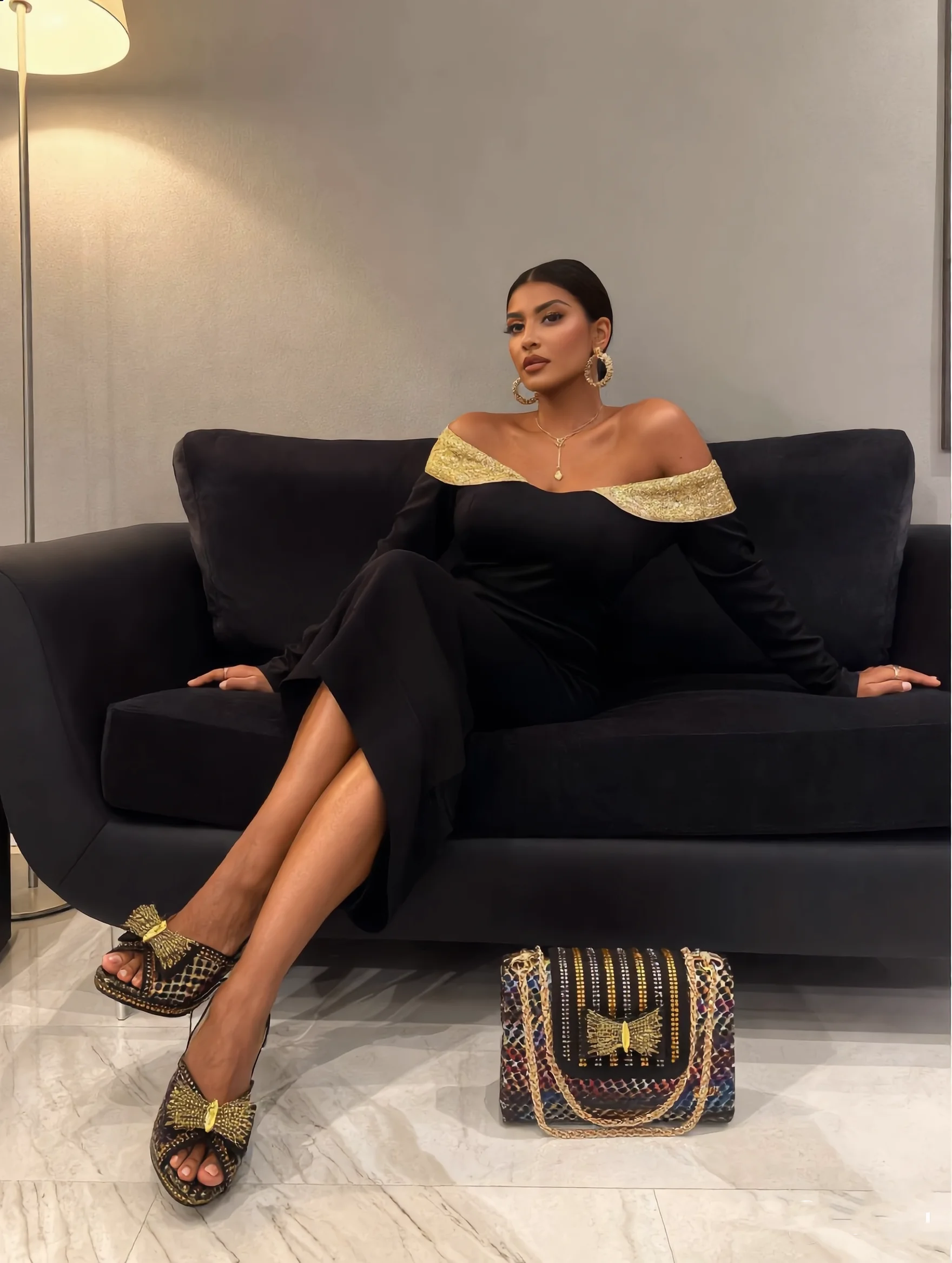 

Женские итальянские черные туфли на высоком каблуке QueenaYan 2026 со стразами и комплектом сумок в тон – стильный дизайн с заостренным носком