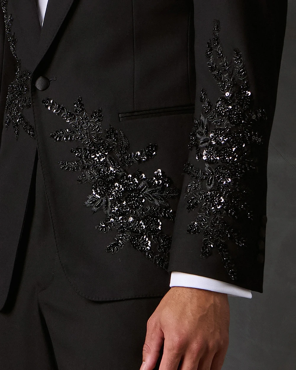 クラシックなアップリケ付きウェディングスーツ、新郎用ピークドラペルシングルブレストタキシード、2ピースジャケットパンツ、パーティー、プロム、カスタムメイド