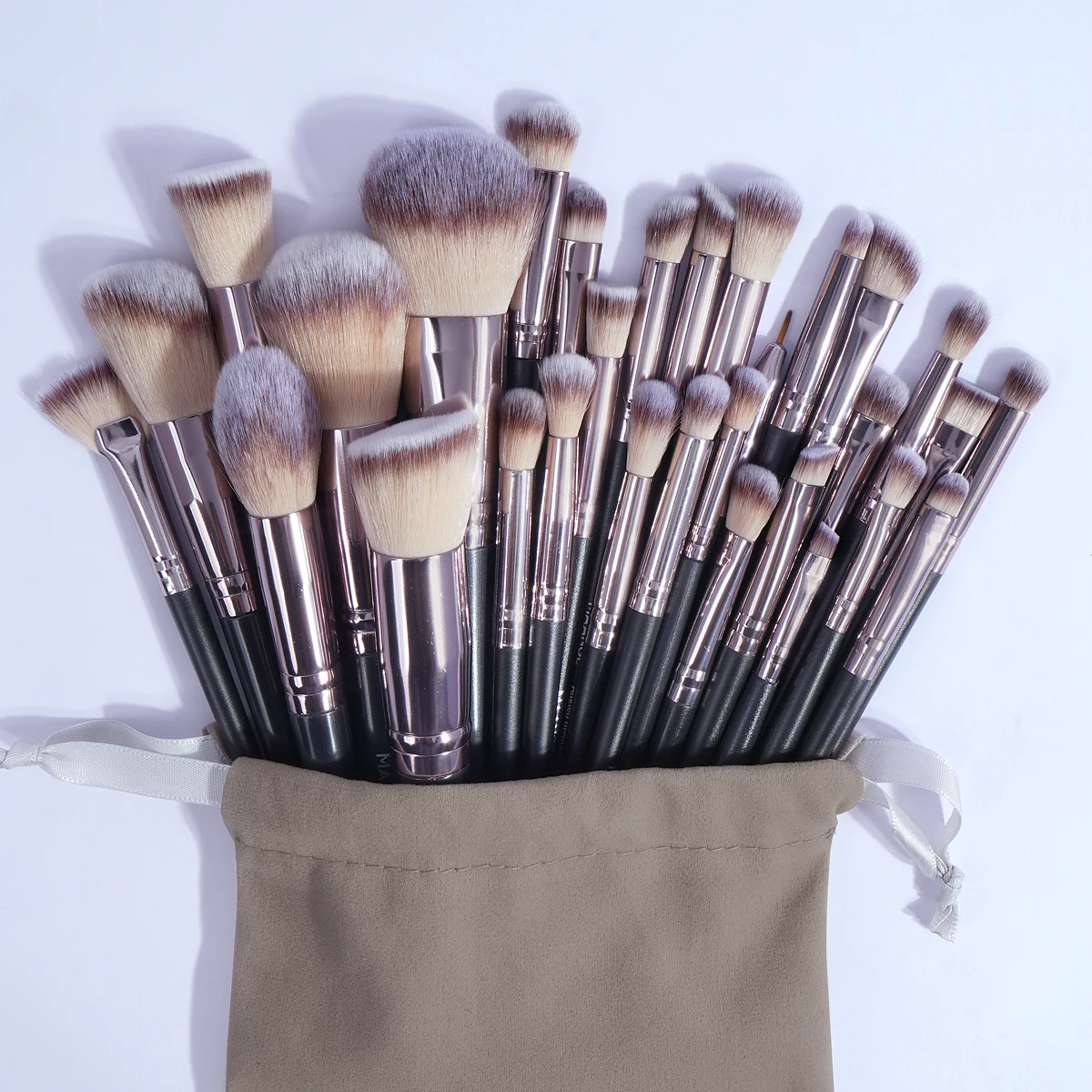 MAANGE 30pcs Professional Makeup Brush Set Foundation Concealer Blush Eyeshadow Brush Blend Fluffy Bristles Brushes for Beginner