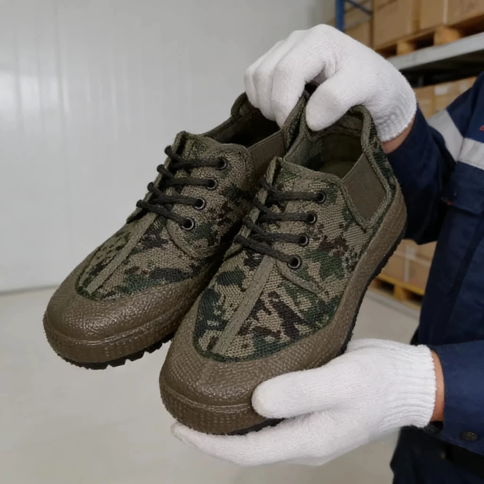 lightweight-breathable-anti-slip-wear-resistant-comfortable-safety-protection-work-shoes-for-men-and-women-suitable-for-all-s