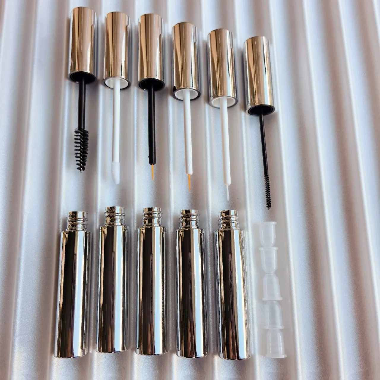Helle silberne 10m leere Mascara-Tuben, Eyeliner- und Lipgloss-Flaschen, Dosierbehälter – Detail 5