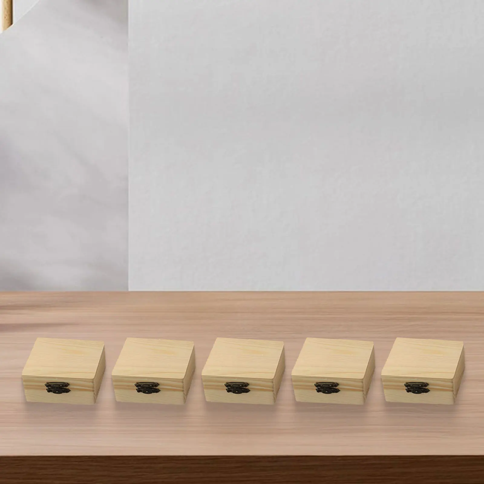 

Пять деревянных шкатулок для хранения украшений с откидными крышками и застежками для надежного хранения мелких предметов и ценных вещей