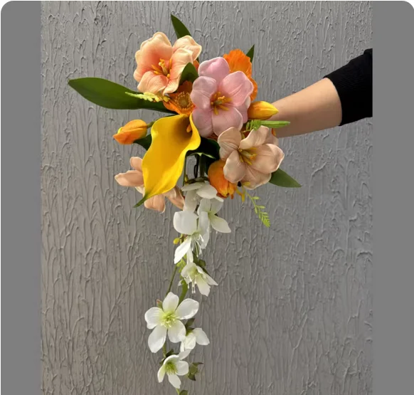 The new photo studio holds the flower certificate and holds the flower garden live broadcast room, yellow calla lily color holdi