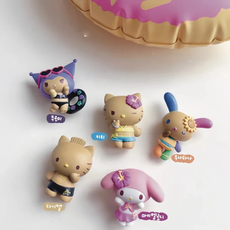 

New In Stock Summer Vacation Blind Box Black Leather Kuromi Kt Cat Flower Little Rabbit Beach Play Style Doll Desktop Ornament