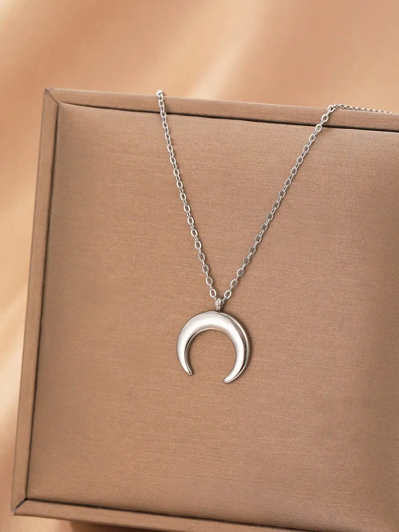 

Casual Titanium Steel Non-Fading Moon Pendant Necklace for Women, Personalized Ins Non-Fading Elegant Hip-Hop Clavicle Chain