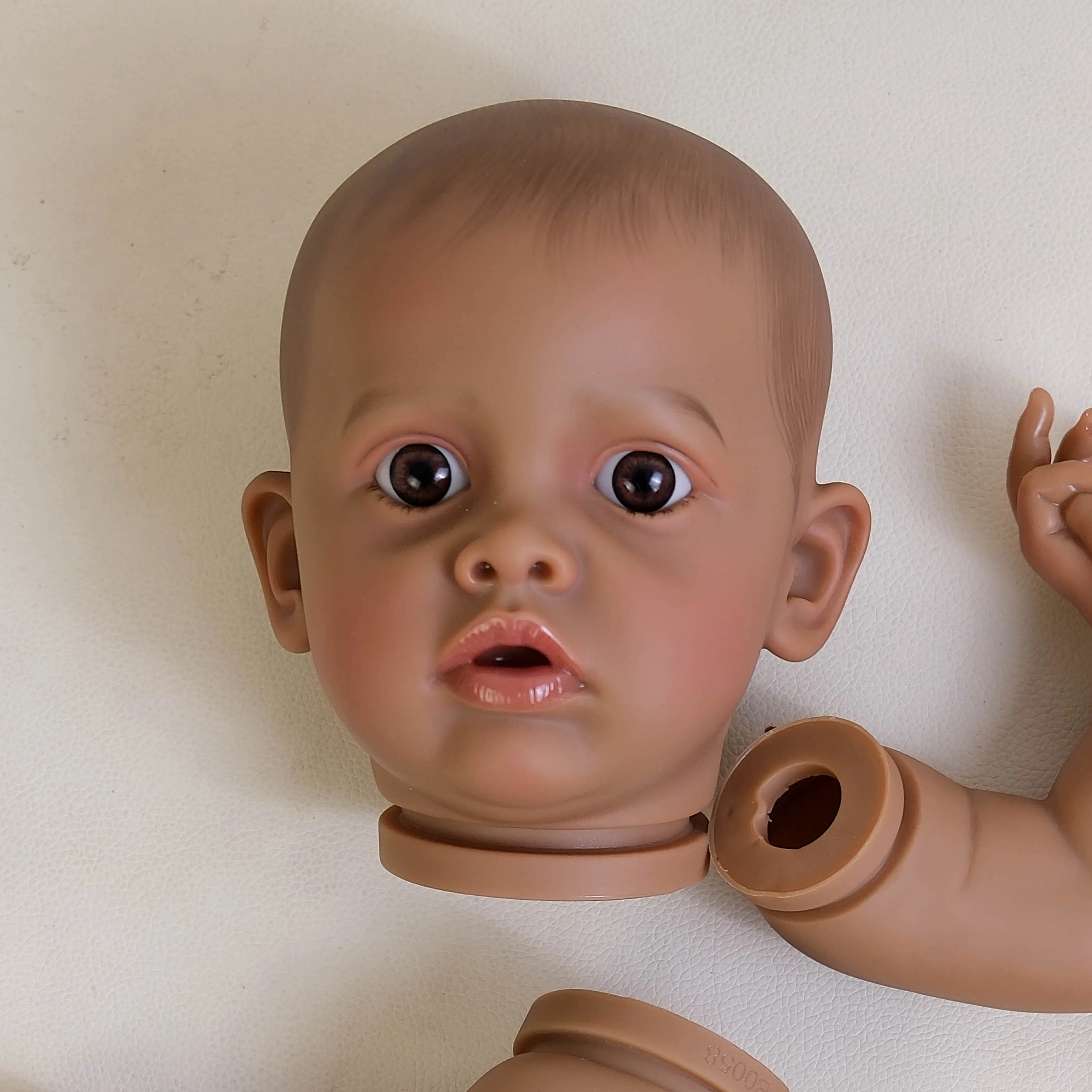 Kit de Muñeca Reborn Benjamin de Piel Oscura de 22 Pulgadas, con Múltiples Capas de Pintura, Hecho a Mano, Sin Ensamblar, Piezas de Bebé Realistas, Coleccionable