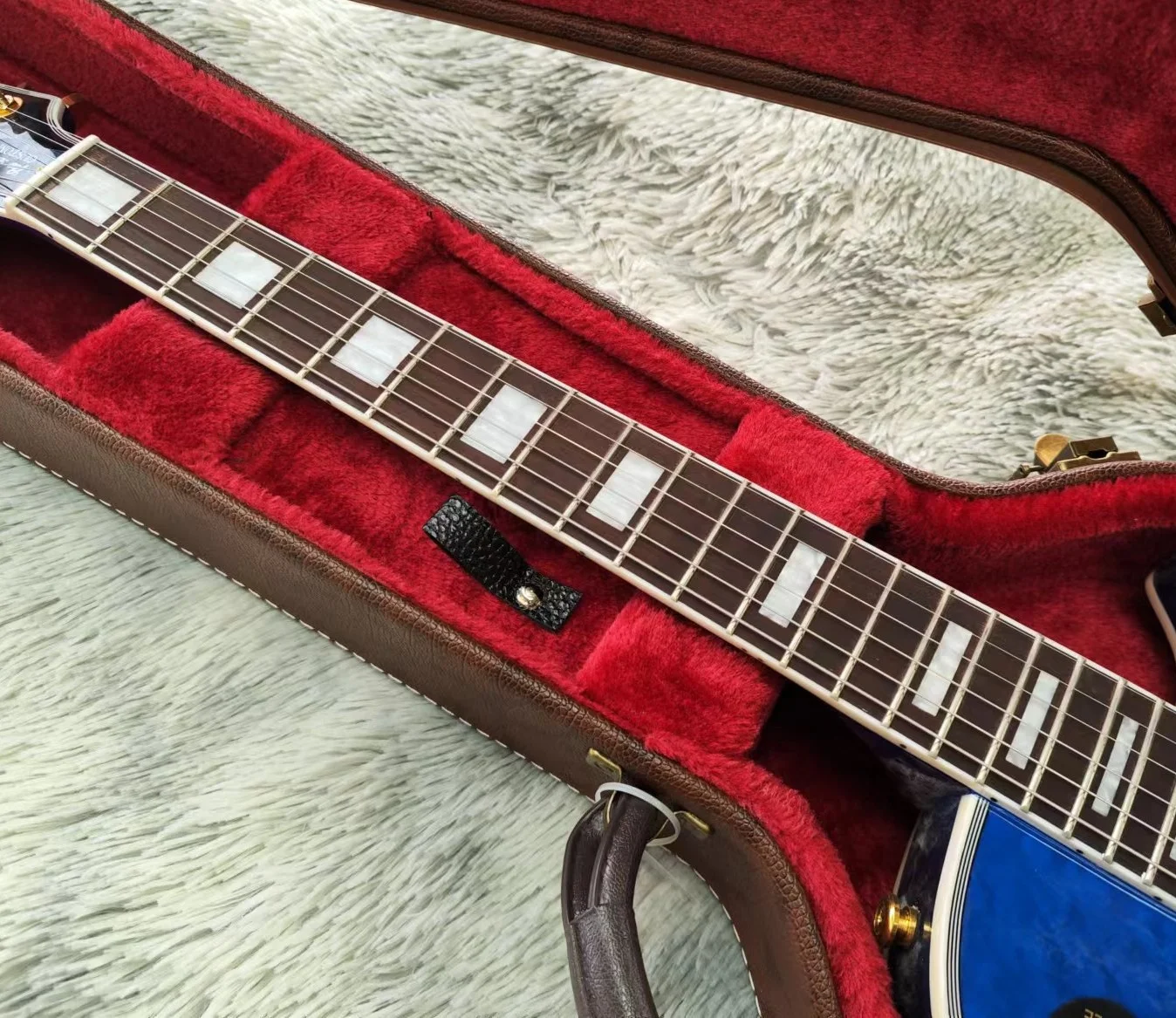 Guitarra eléctrica con chapa de flor grande azul, con logotipo, hermosa entrega en 3 días, hecha en China